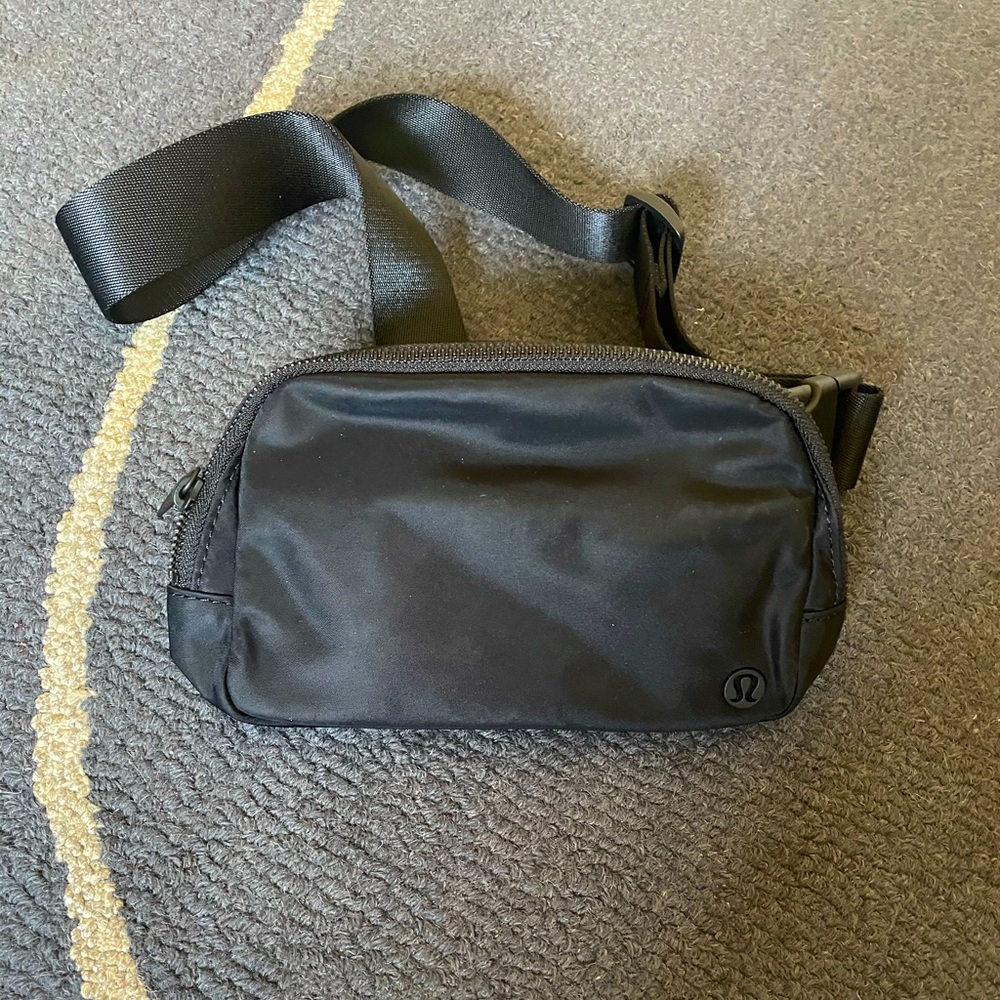 Lululemon NWOT black waist bag